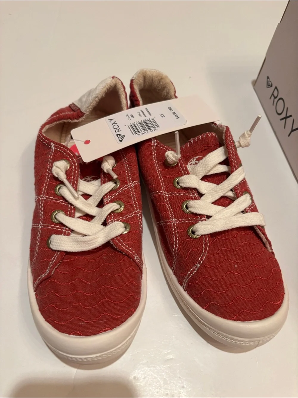Roxy Surf Red Canvas Low-Top Sneakers with White Laces squish 6.5 bayshore